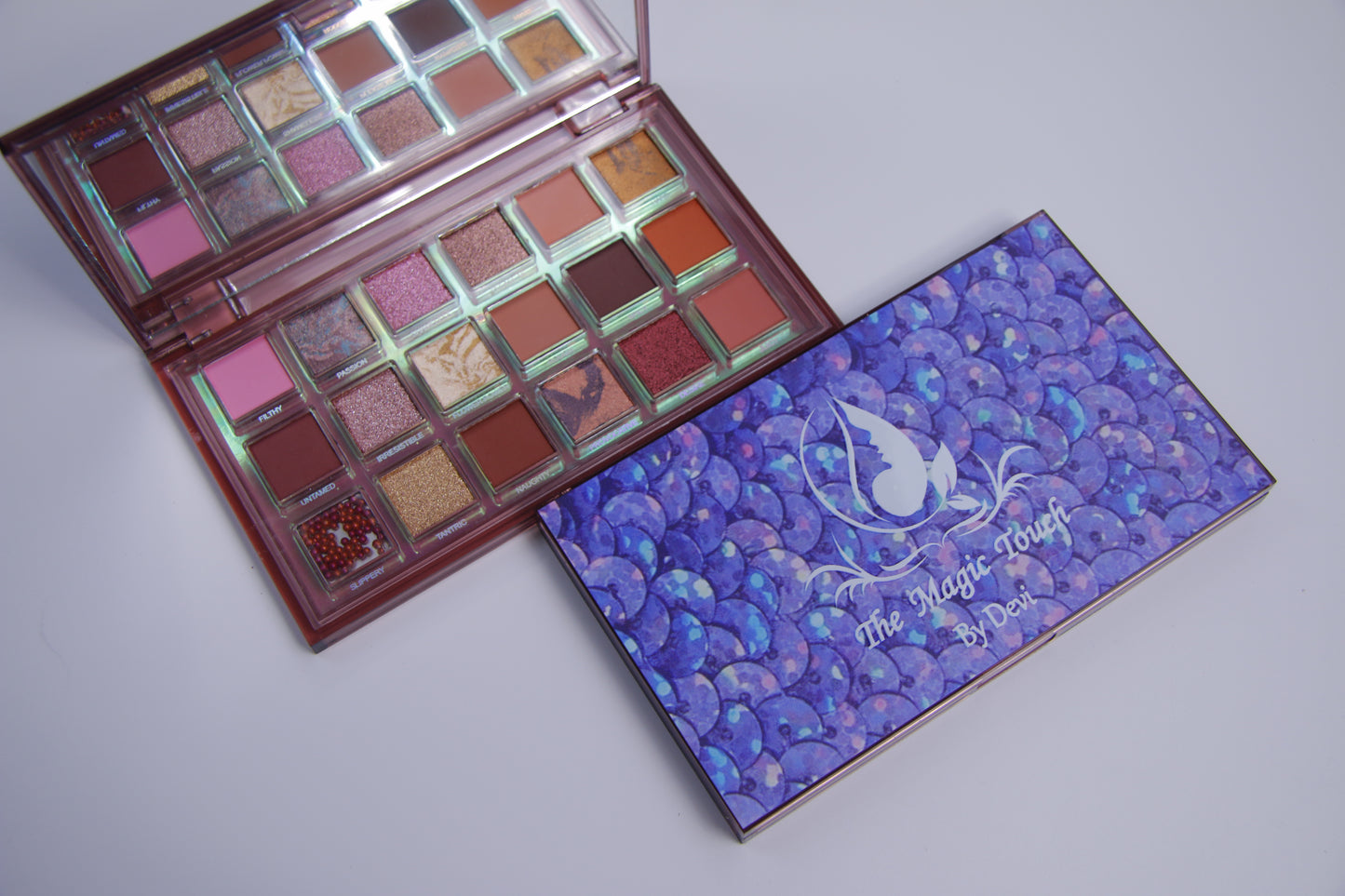 THE COLORS ARE FULL AND
EYE-CATCHING. 18 COLORS EYE SHADOW PALETTE.