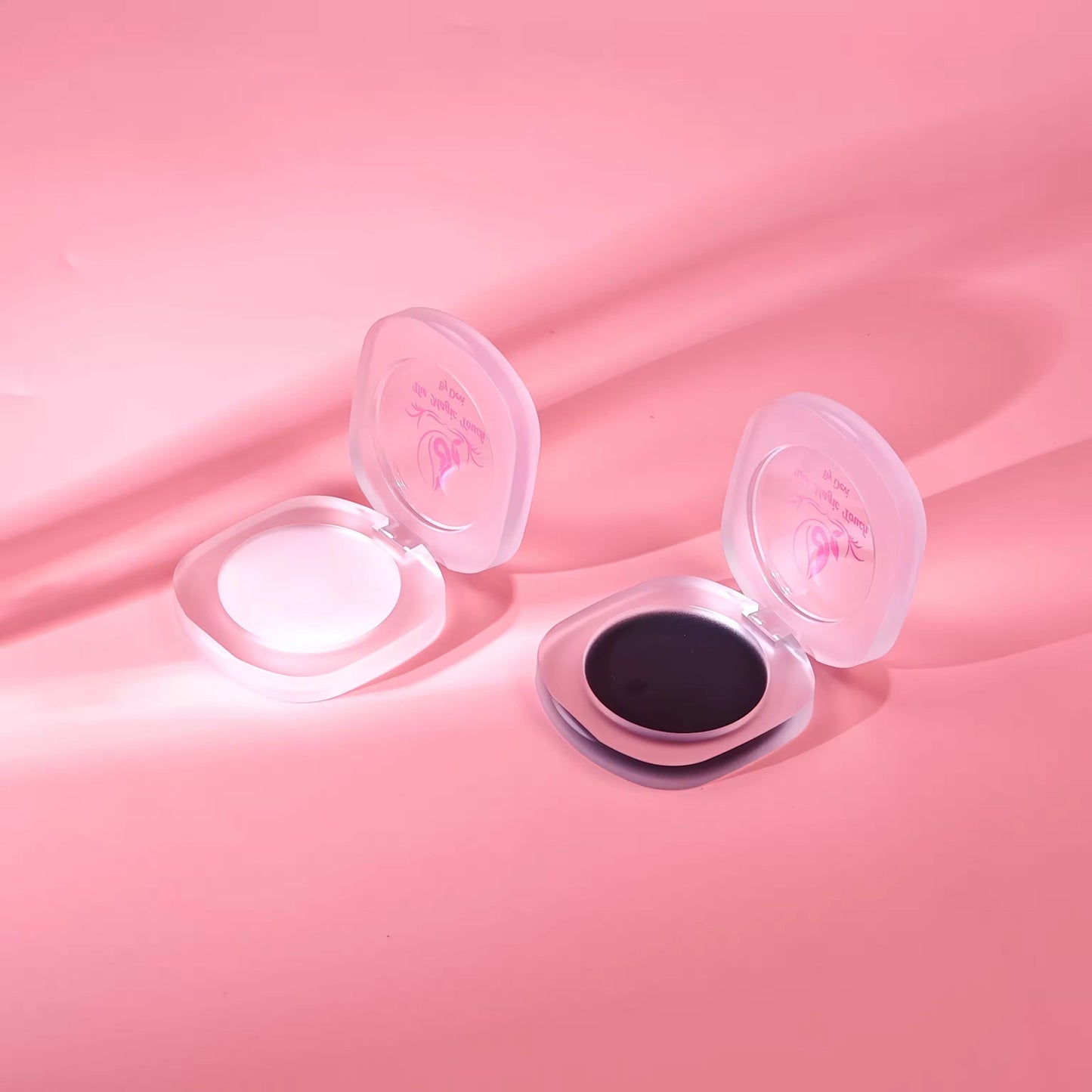 MAGIC COLOR CHANGING CREAM FOR LIPS AND CHEEKS INTENSITY AND COLOR DEPEND
YOUR SKIN TONE AND PH.