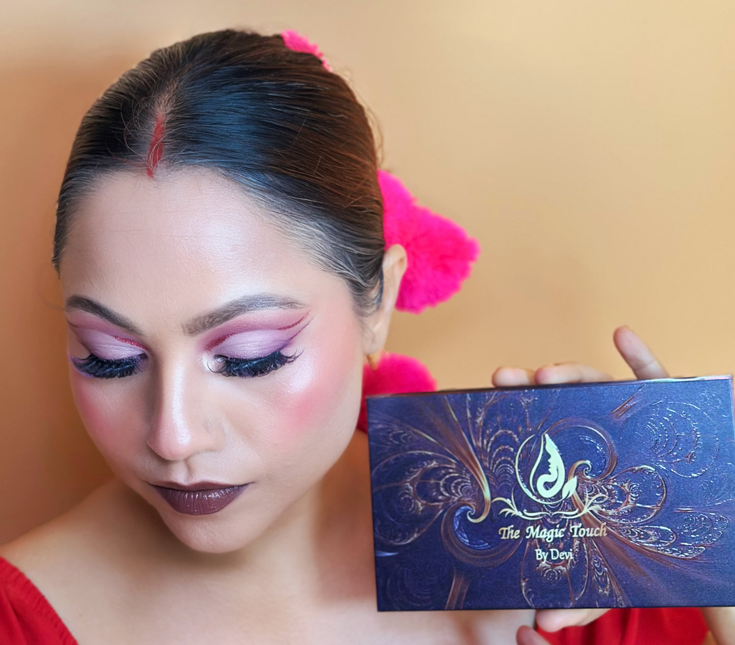 18-Color Chameleon Eyeshadow Palette.