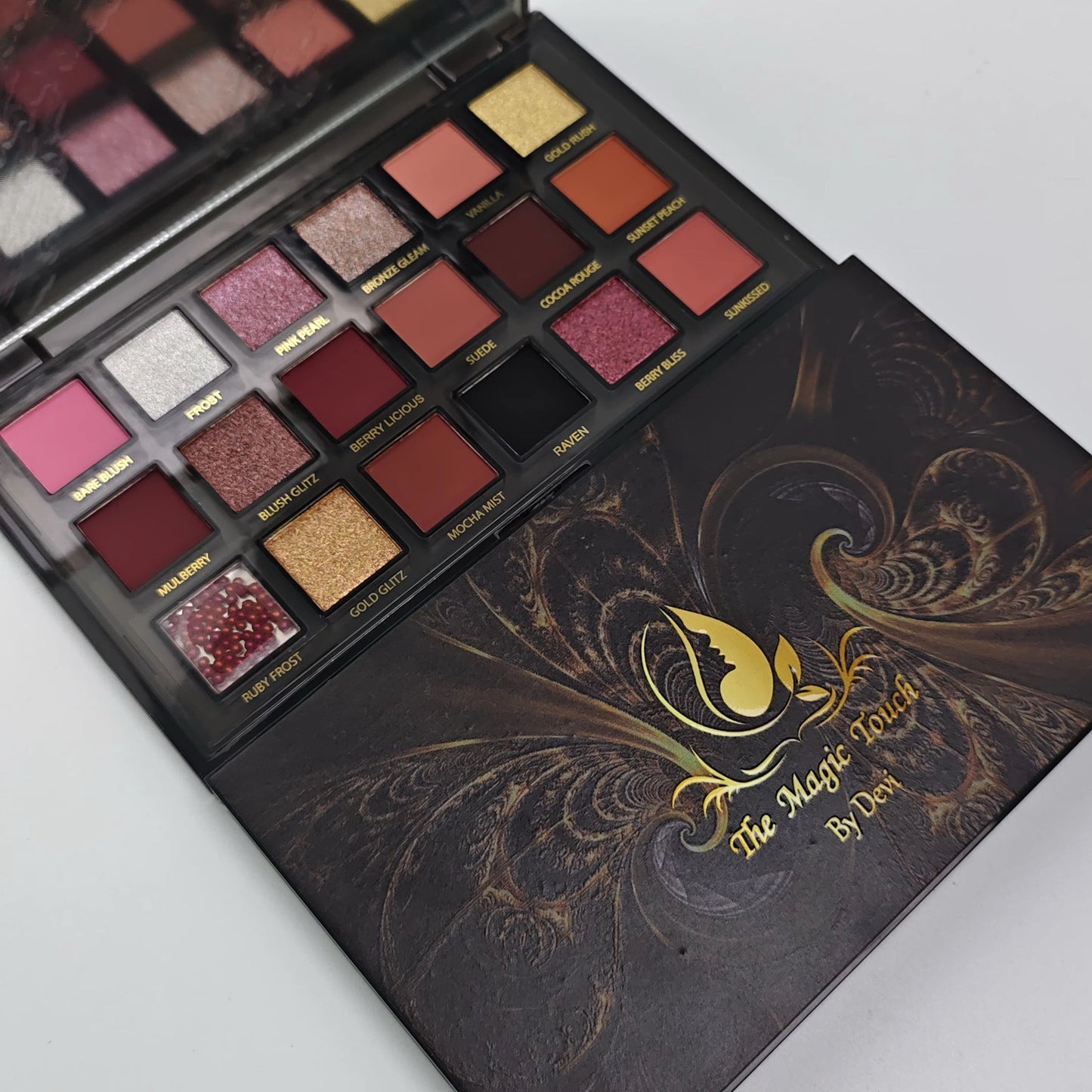 18-Color Chameleon Eyeshadow Palette.